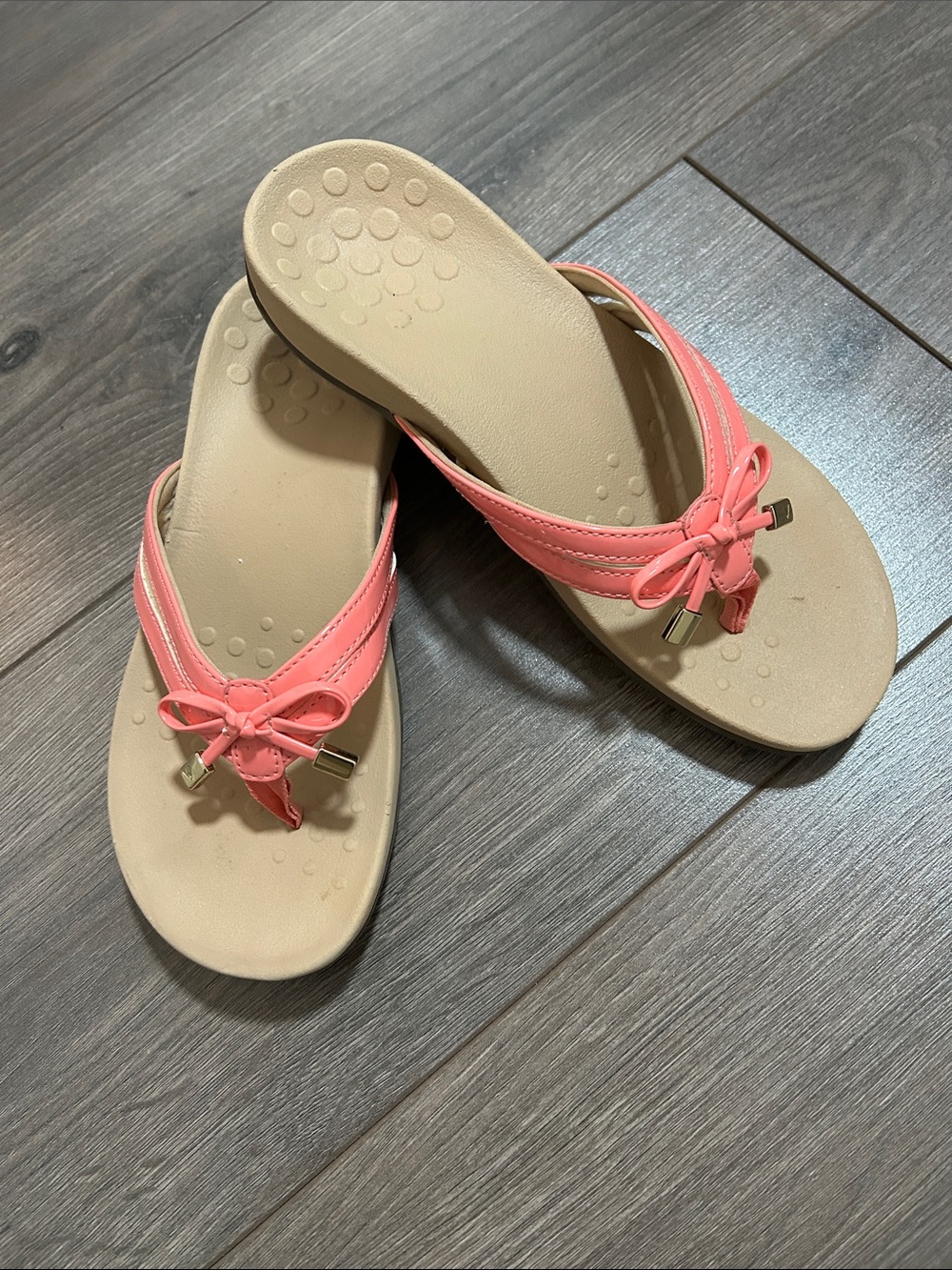 Vionic Coral Pink Bow Thong Sandals